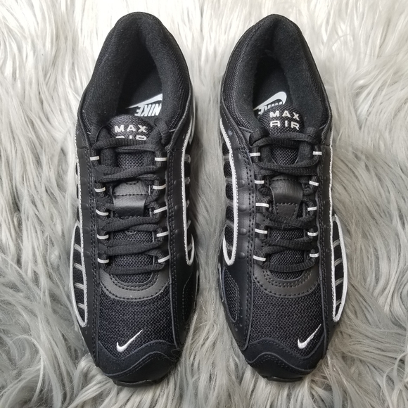 tailwind 4 black silver